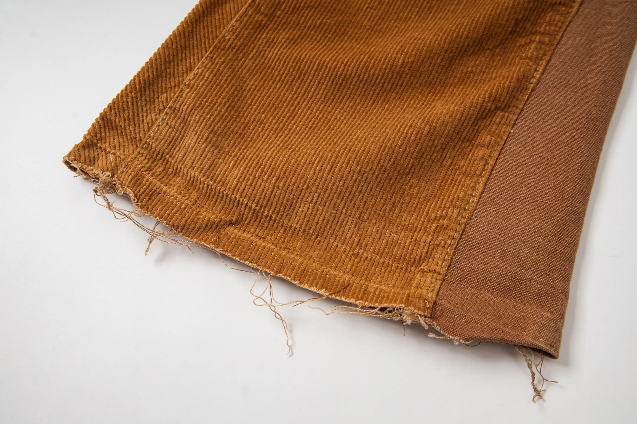 P240 Chrome Hearts Gallery 2025 corduroy spliced ​​multi-pocket couple bootcut jeans are a hot trend this season and are sought after by countless celebrities and fashionistas. The neat details of the cutting process add color to the playful fashion! The neat and meticulous design, and the well-fitting structure is unique. The upper body not only has outstanding recognition, but also looks younger and younger. A style with the ultimate wearing meaning and performance, gorgeous color matching, and the craftsmanship of this style is also extremely extraordinary. After the finished product is washed, it is disassembled and hand-made with sheepskin cross leather and then spliced ​​together to complete. The whole piece has too many craftsmanship to describe. It is decorated with patchwork cross flowers and high-waisted washed jeans! ! Absolutely high-end luxury product, a god-level single product, a super popular product, made by top heavy industry, a magic weapon that cannot be missed to hit the streets. Style number: 1847 Size: 28 30 32 34 36 Color: yellow